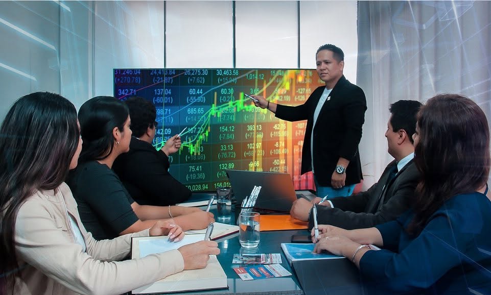 Roger Torres presentando información financiera a un equipo